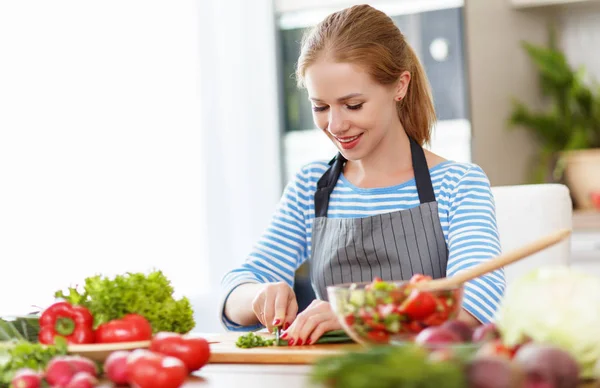 Счастливая Женщина Готовит Овощной Салат Кухне — стоковое фото