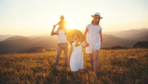 幸せな家族 子供たちの息子と娘は日没時に自然に — ストック写真