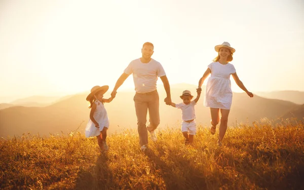 Famiglia Felice Madre Padre Figli Figlio Figlia Sulla Natura Tramonto Fotografia Stock