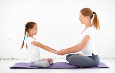 pratik yoga bir lotus poz çocuk ile anne 