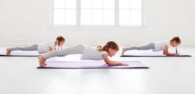 Yoga ve jimnastik jimnastik salonu iş çocuk kız