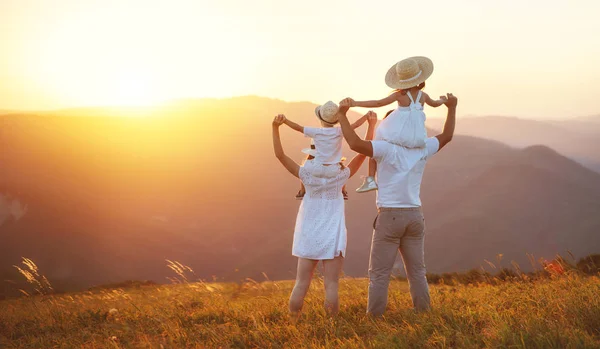 Famille Heureuse Mère Père Enfants Fils Fille Sur Nature Coucher — Photo