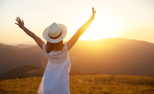 Menina Feliz Desfrutando Natureza Pôr Sol Summe — Fotografia de Stock