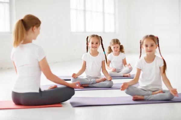 Bambini Che Praticano Sono Impegnati Ginnastica Yoga Con Teache — Foto Stock