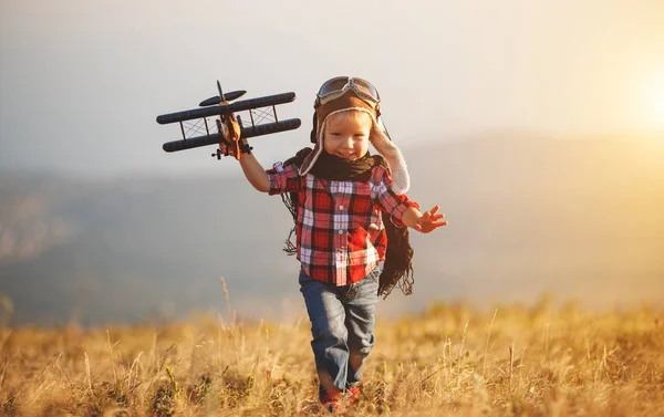 Gün batımında doğada yaz aylarında seyahat uçak hayalleri ile çocuk pilot pilot