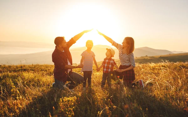 Famille Heureuse Mère Père Enfants Fils Fille Sur Nature Soleil — Photo