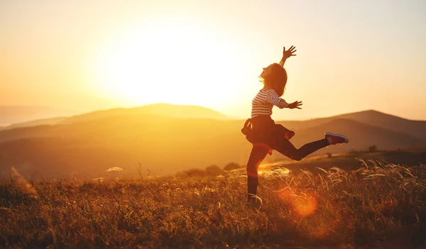 Mujer Feliz Saltando Disfrutando Vida Campo Atardecer Montaña —  Fotos de Stock