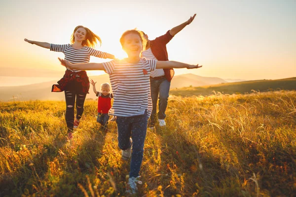 Mutlu Bir Aile Anne Baba Çocuk Oğlu Kızı Sunse Doğa — Stok fotoğraf