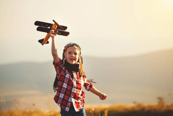 Дитячий Пілот Авіатор Літаком Мріє Про Подорожі Влітку Природі Заході — стокове фото