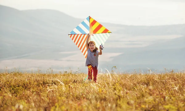 Heureux Enfant Fille Courir Avec Cerf Volant Coucher Soleil Plein — Photo