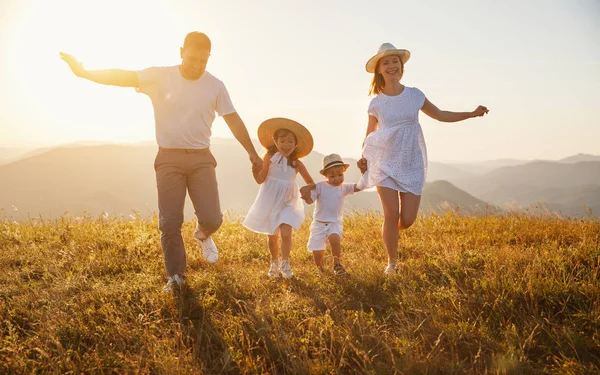 Gelukkige Familie Moeder Vader Kinderen Zoon Dochter Natuur Bij Zonsondergang — Stockfoto