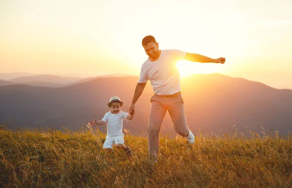 Día Del Padre Familia Feliz Padre Hijo Pequeño Jugando Riéndose — Foto de Stock