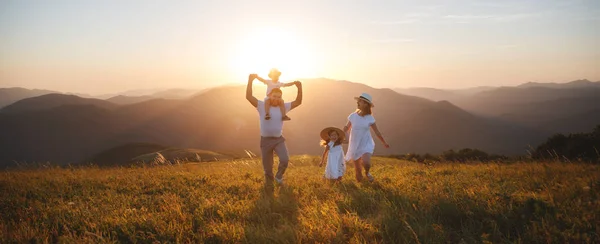 Glückliche Familie Mutter Vater Kinder Sohn Und Tochter Bei Sonnenuntergang — Stockfoto