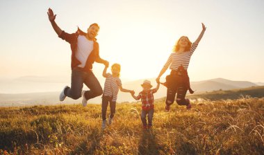Mutlu bir aile: Anne, baba, çocuk oğlu ve kızı sunse doğa üzerine