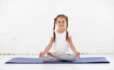 Yoga ve gy jimnastik yaparken kız çocuk