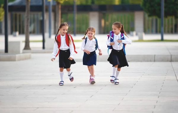 Niños Felices Niñas Novia Colegiala Estudiante Escuela Primaria —  Fotos de Stock