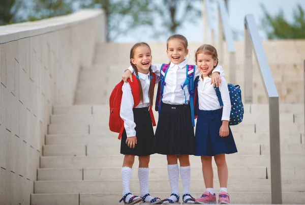 Niños Felices Niñas Novia Colegiala Estudiante Escuela Primaria —  Fotos de Stock