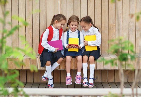 Niños Felices Niñas Novias Colegialas Estudiante Escuela Primaria Con Smartphon —  Fotos de Stock