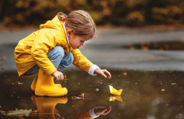 natur azıyorum sonbaharda şemsiye ve kağıt tekne ile kız mutlu çocuk