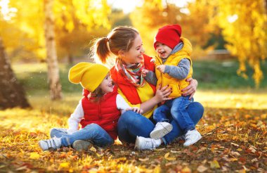 mutlu aile anne ve çocuk üzerinde sonbahar Parkta yürümek