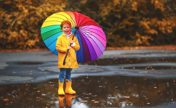 Niña Feliz Con Paraguas Botas Goma Charco Wal Otoño — Foto de Stock