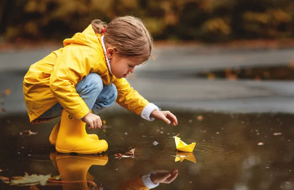 Fröhliches Kindermädchen Mit Regenschirm Und Papierboot Einer Pfütze Herbst Auf — Stockfoto