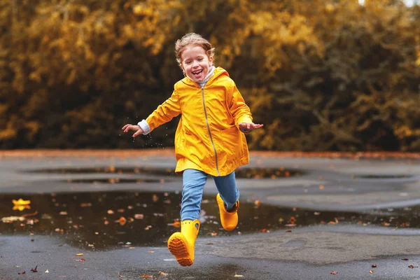 Lyckligt Barn Flicka Med Ett Paraply Och Gummi Stövlar Pöl — Stockfoto