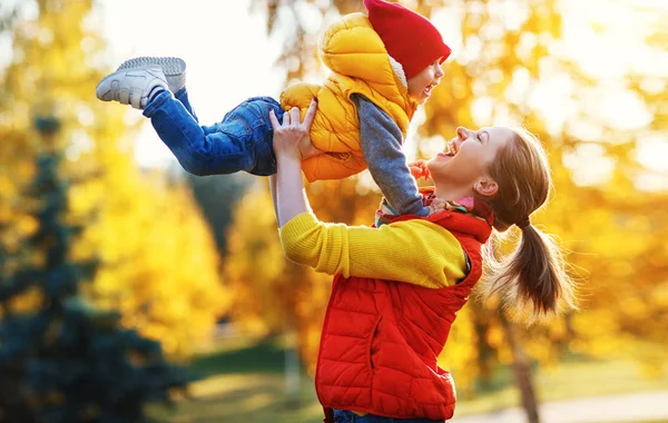 快乐家庭母亲和襁褓中的儿子玩又笑秋步行 — 图库照片