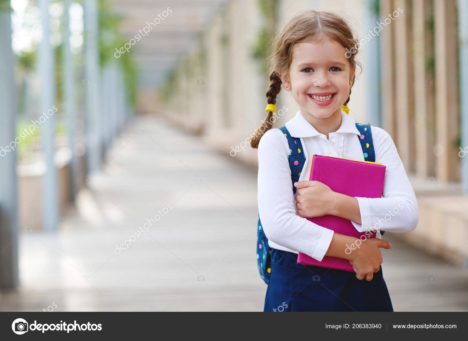 Ученица Начальной Школы Девочек Младших Классов стоковое фото ...