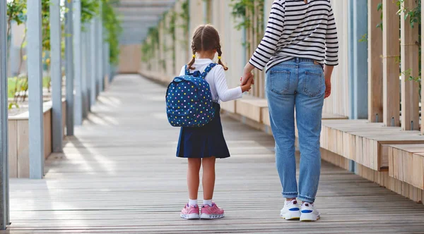 学校の最初の日 母は最初卒業生の小さな子の学校の女の子をリードします — ストック写真