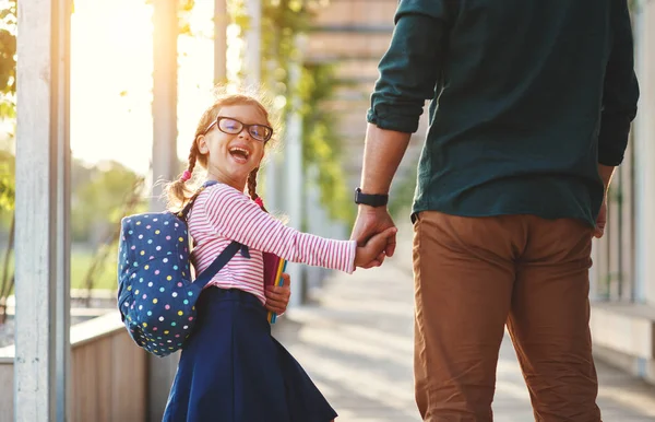 Premier Jour École Père Dirige Une Petite Écolière Premier Cycle — Photo