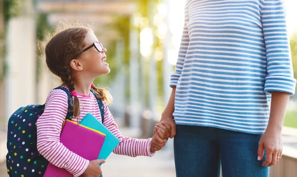 Primo Giorno Scuola Madre Conduce Una Bambina Prima Elementare — Foto Stock