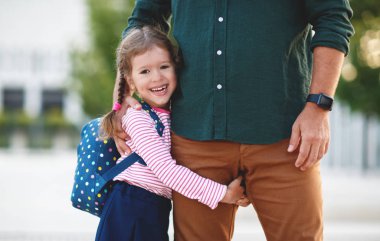 Okuldaki ilk günüm. Babam birinci sınıfta küçük bir liseli kızı yönetiyor.