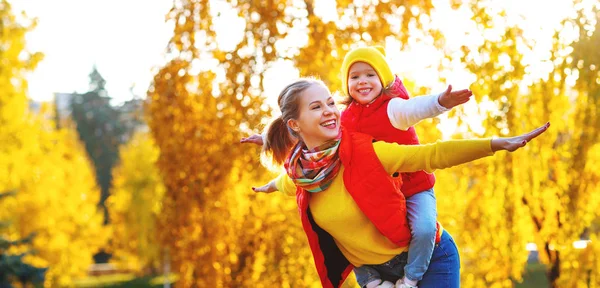 Bonne Famille Mère Fille Enfant Jouant Riant Sur Promenade Automne — Photo