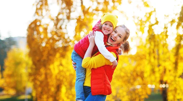 Gelukkige Familie Moeder Kind Dochter Spelen Lachen Herfst Wandeling — Stockfoto