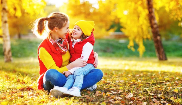 快乐的家庭母亲和女儿在秋天散步时嬉笑玩耍 — 图库照片