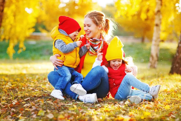 幸せな家族の母とパーで秋の散歩で子供 — ストック写真
