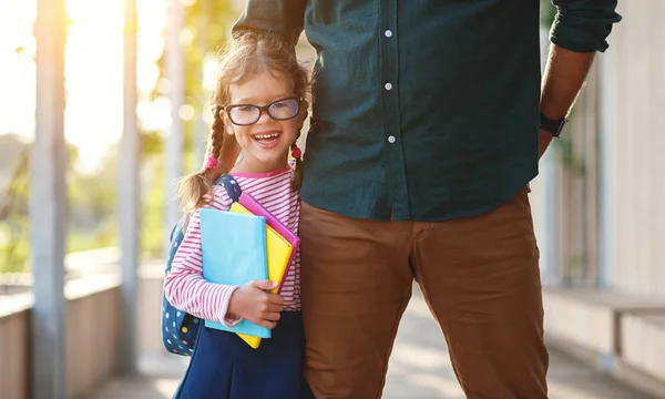 Eerste Dag School Vader Leidt Een Klein Kind School Meisje — Stockfoto