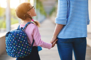 Okulda ilk gün. Anne küçük bir çocuk okul kız ilk mezun olur.
