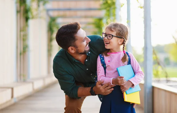 Eerste Dag School Vader Leidt Een Klein Kind School Meisje — Stockfoto