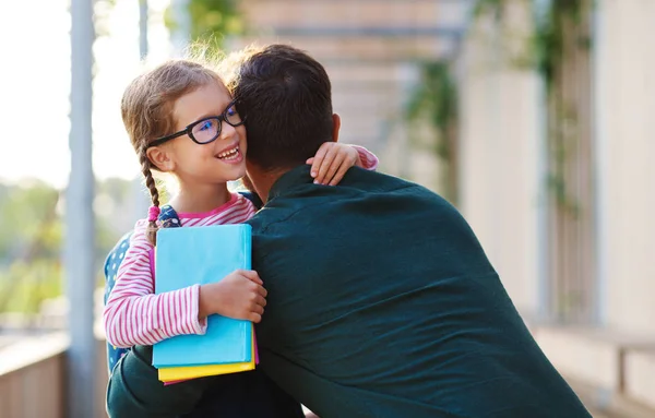 Eerste Dag School Vader Leidt Een Klein Kind School Meisje — Stockfoto