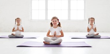 Yoga ve gy jimnastik yapıyor çocuk kız