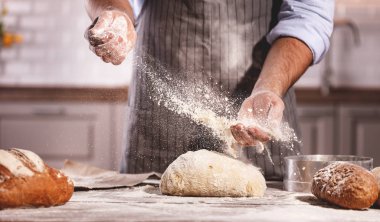  baker'ın erkek elinde doug yoğurun