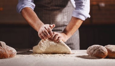  baker'ın erkek elinde doug yoğurun