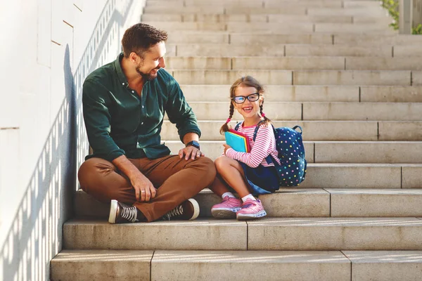 Eerste Dag School Vader Leidt Een Klein Kind School Meisje — Stockfoto