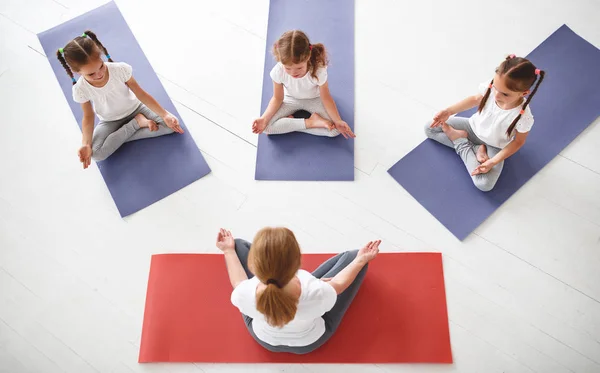 Kinder Üben Mit Lehrerin Gymnastik Und Yoga — Stockfoto