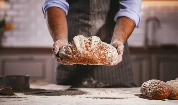 Hände Des Bäckermännchens Kneten Teig — Stockfoto