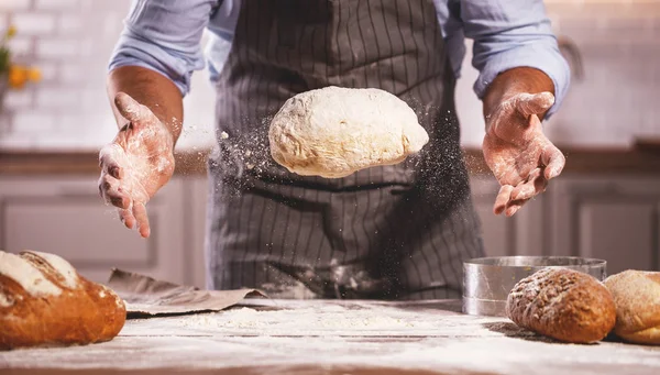 Руки Чоловічого Тіста Пекаря Замішують Тісто — стокове фото