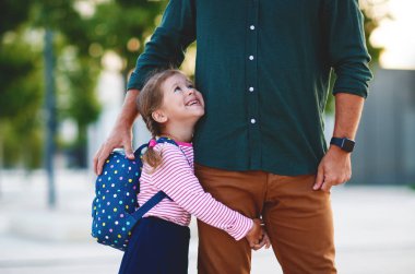 Okuldaki ilk günüm. Babam birinci sınıfta küçük bir liseli kızı yönetiyor.