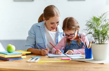 Anne ve çocuk kızı hom okuma ve yazma ödevi